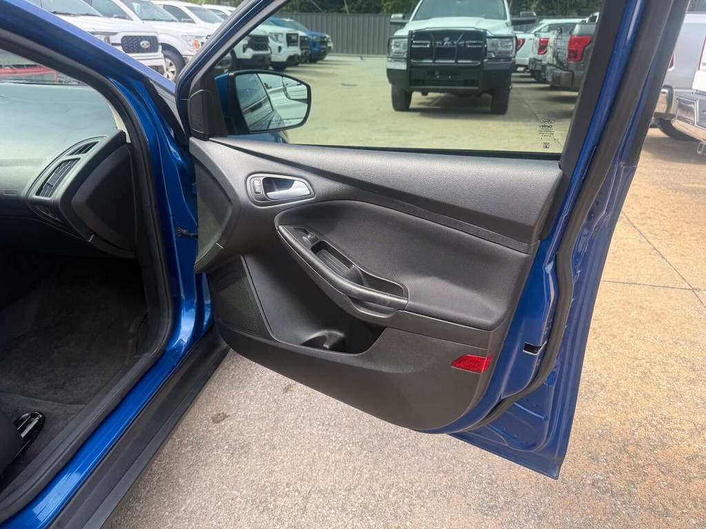 Ford Focus Hatchback Vehicle Full-screen Gallery Image 11