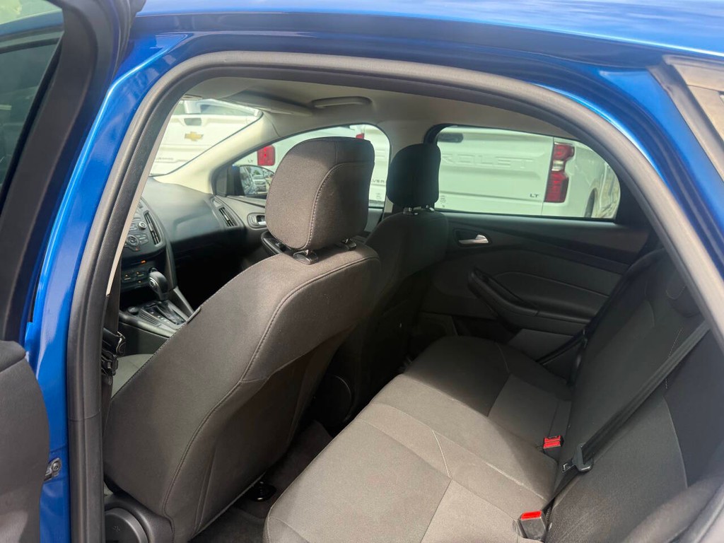 Ford Focus Hatchback Vehicle Full-screen Gallery Image 12