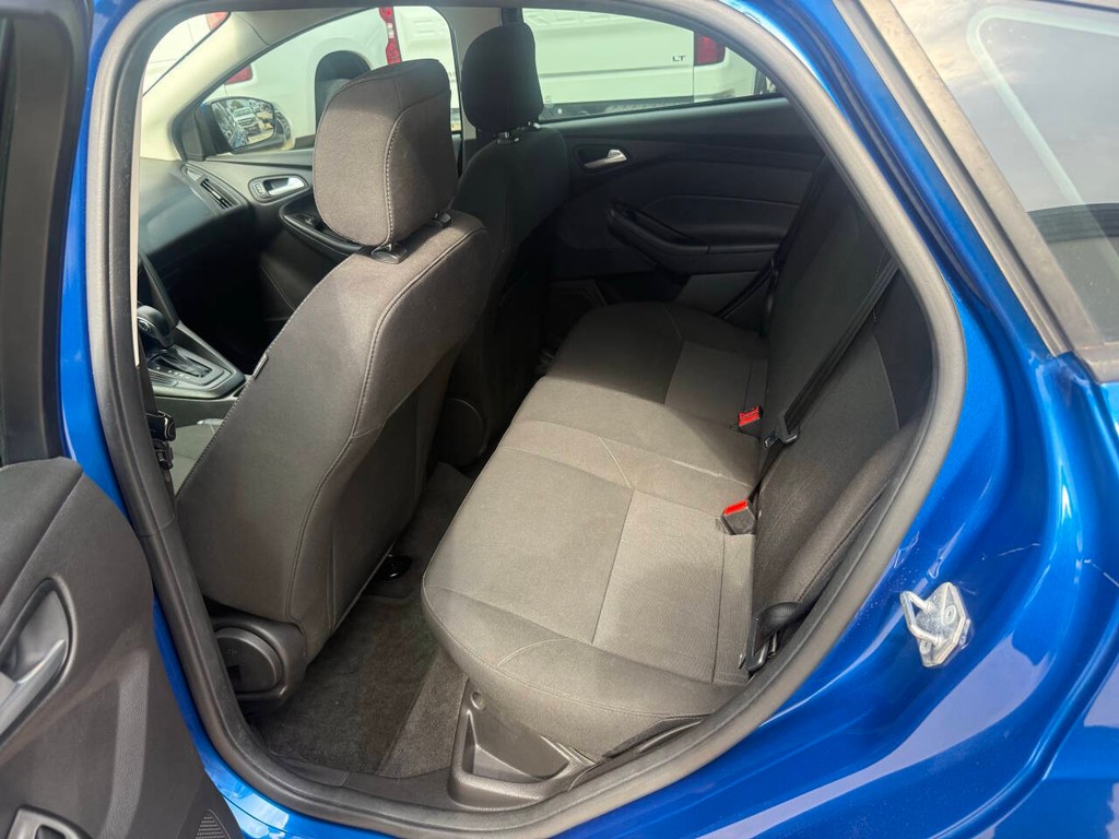 Ford Focus Hatchback Vehicle Full-screen Gallery Image 13