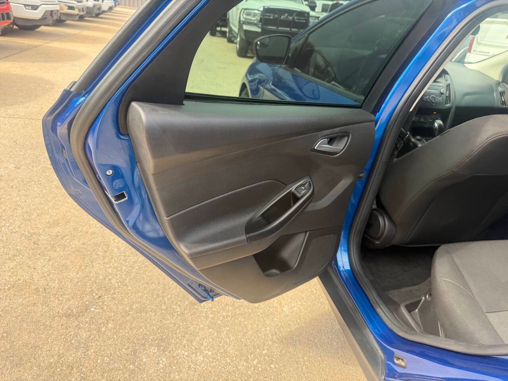 Ford Focus Hatchback Vehicle Full-screen Gallery Image 14