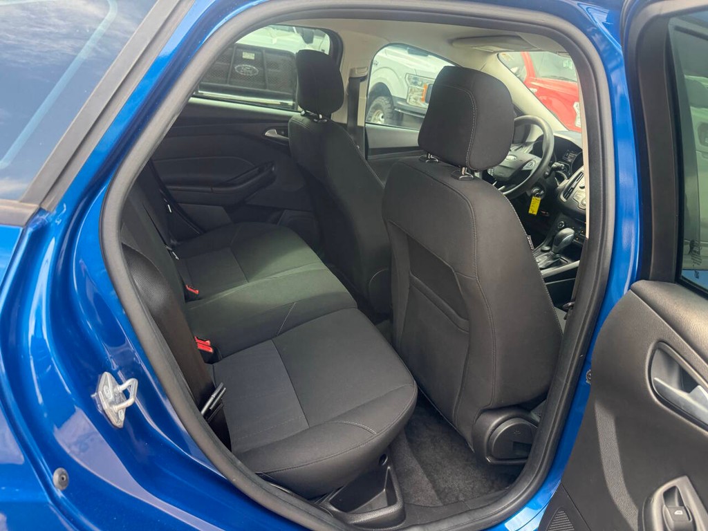 Ford Focus Hatchback Vehicle Full-screen Gallery Image 15