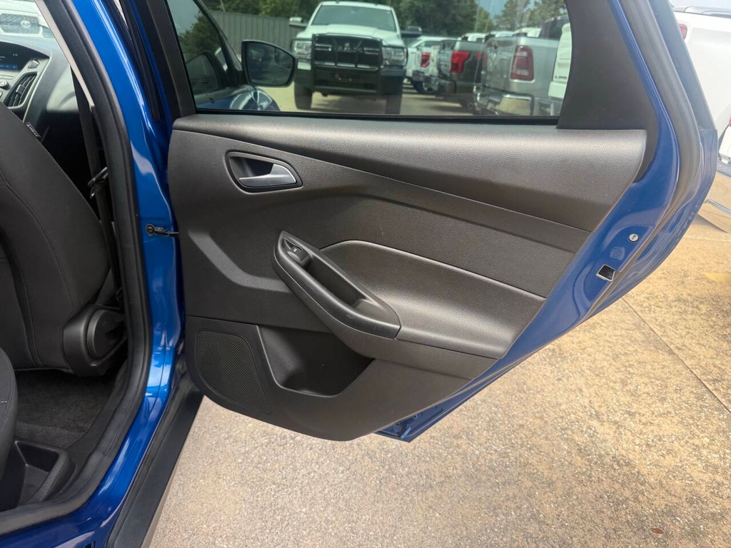 Ford Focus Hatchback Vehicle Full-screen Gallery Image 16