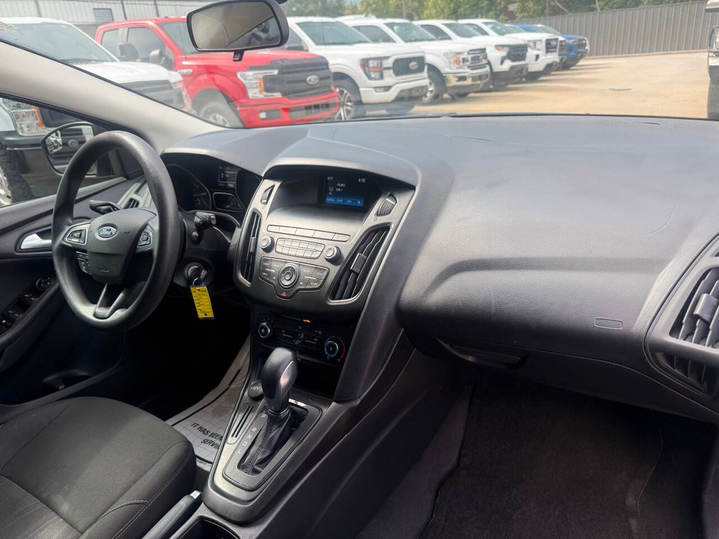 Ford Focus Hatchback Vehicle Full-screen Gallery Image 17