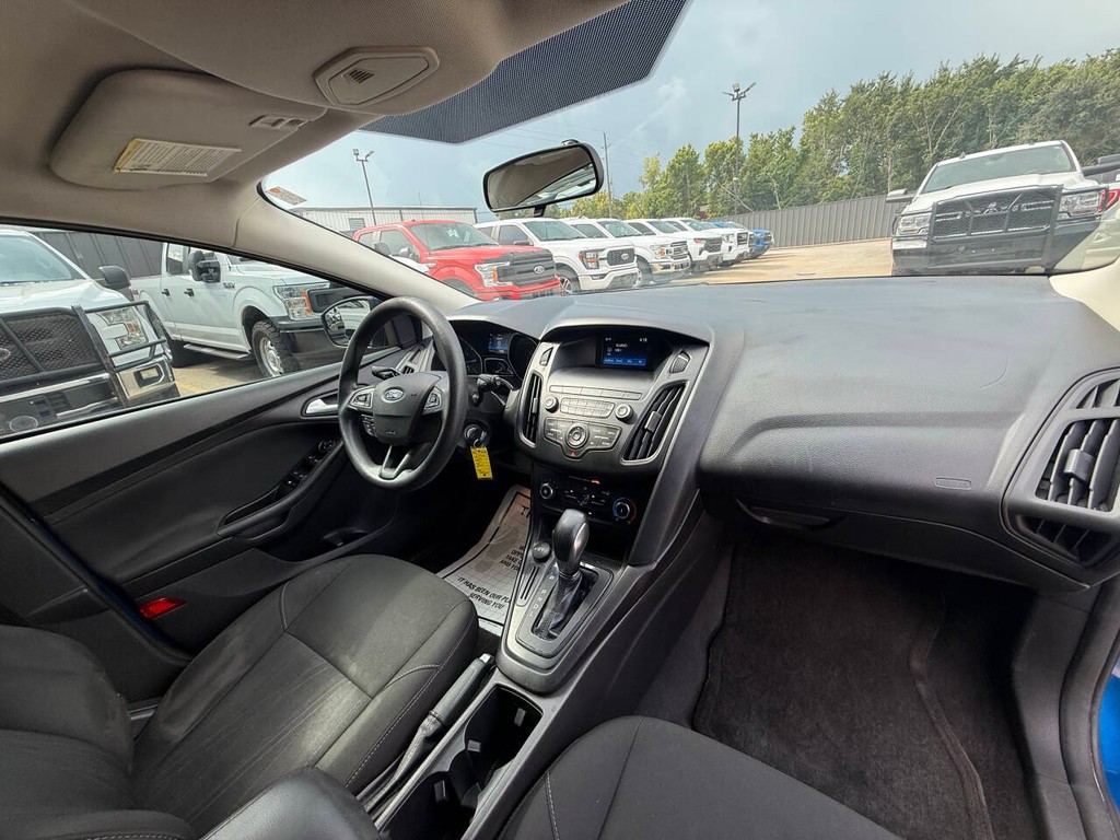 Ford Focus Hatchback Vehicle Full-screen Gallery Image 18