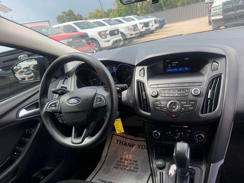 Ford Focus Hatchback Vehicle Full-screen Gallery Image 19