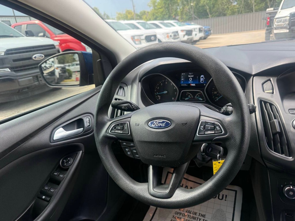 Ford Focus Hatchback Vehicle Full-screen Gallery Image 20