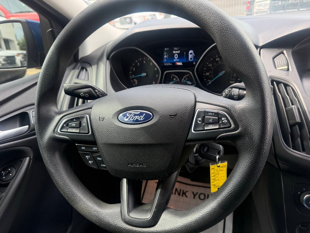 Ford Focus Hatchback Vehicle Full-screen Gallery Image 21