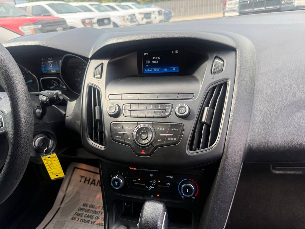 Ford Focus Hatchback Vehicle Full-screen Gallery Image 22
