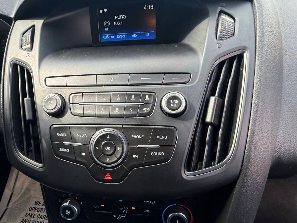 Ford Focus Hatchback Vehicle Full-screen Gallery Image 25