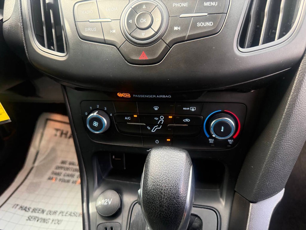 Ford Focus Hatchback Vehicle Full-screen Gallery Image 26
