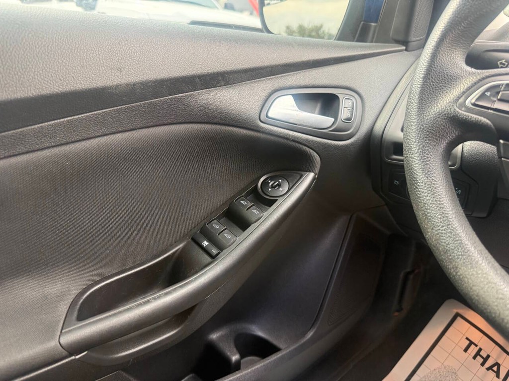 Ford Focus Hatchback Vehicle Full-screen Gallery Image 28