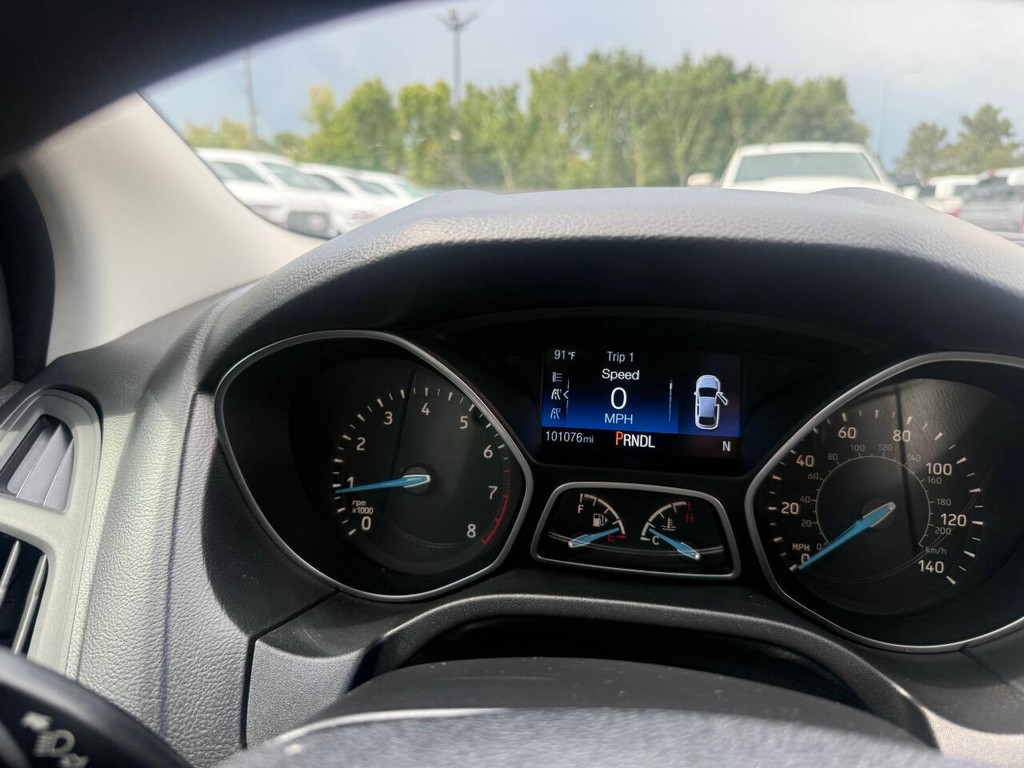 Ford Focus Hatchback Vehicle Full-screen Gallery Image 29