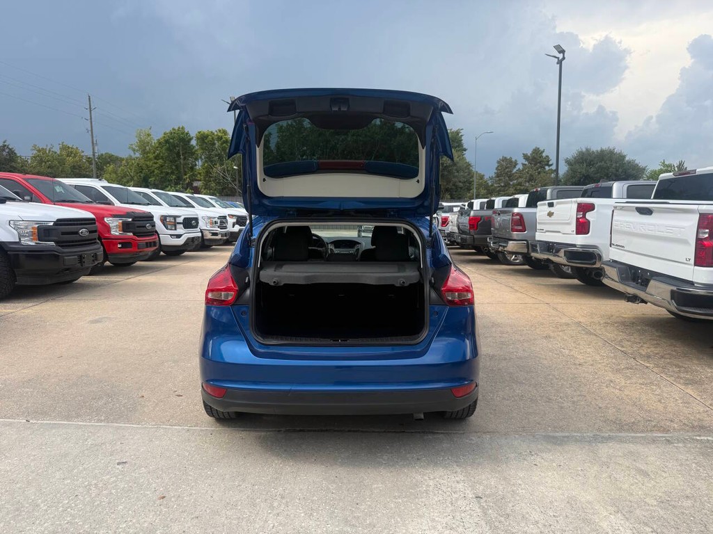 Ford Focus Hatchback Vehicle Full-screen Gallery Image 34