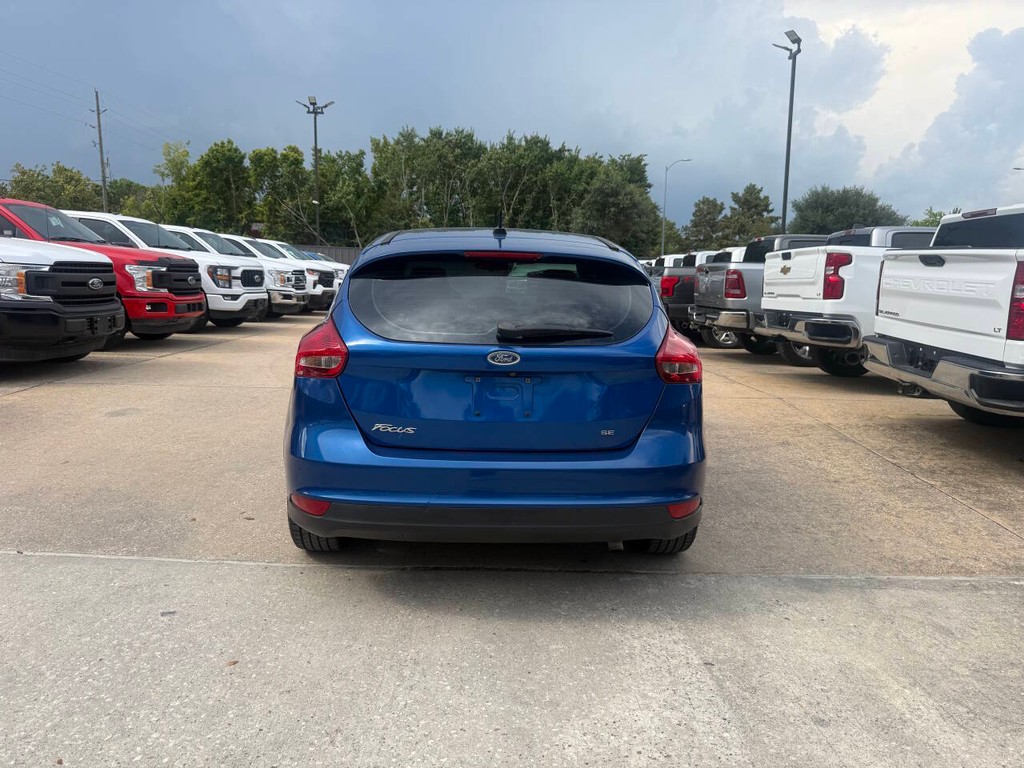 Ford Focus Hatchback Vehicle Full-screen Gallery Image 35