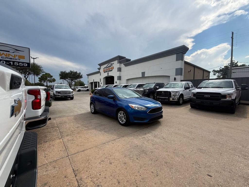 Ford Focus Hatchback Vehicle Full-screen Gallery Image 40