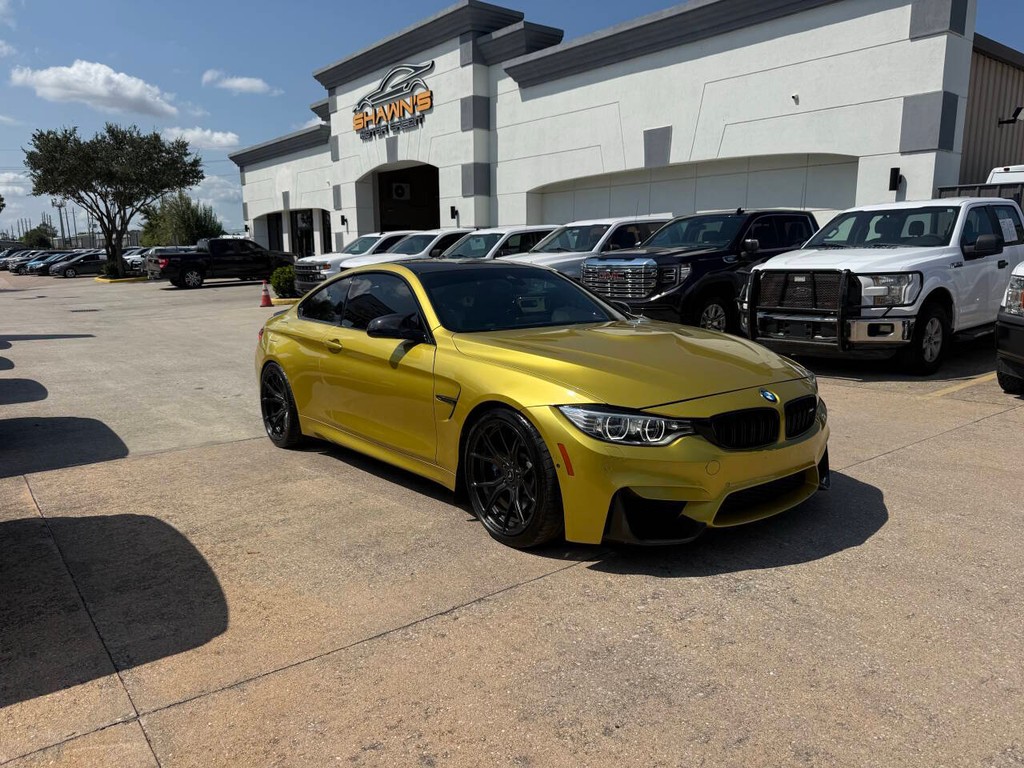 BMW M4 Vehicle Full-screen Gallery Image 02