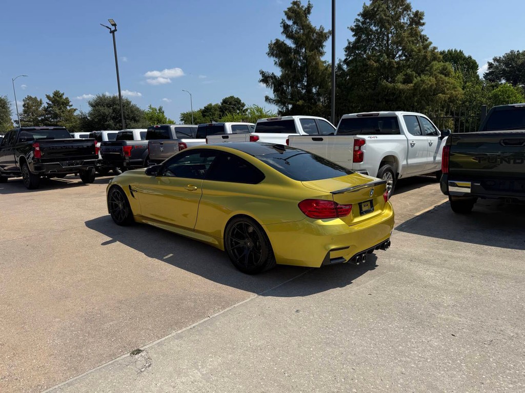 BMW M4 Vehicle Full-screen Gallery Image 04