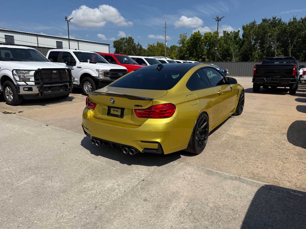 BMW M4 Vehicle Full-screen Gallery Image 05