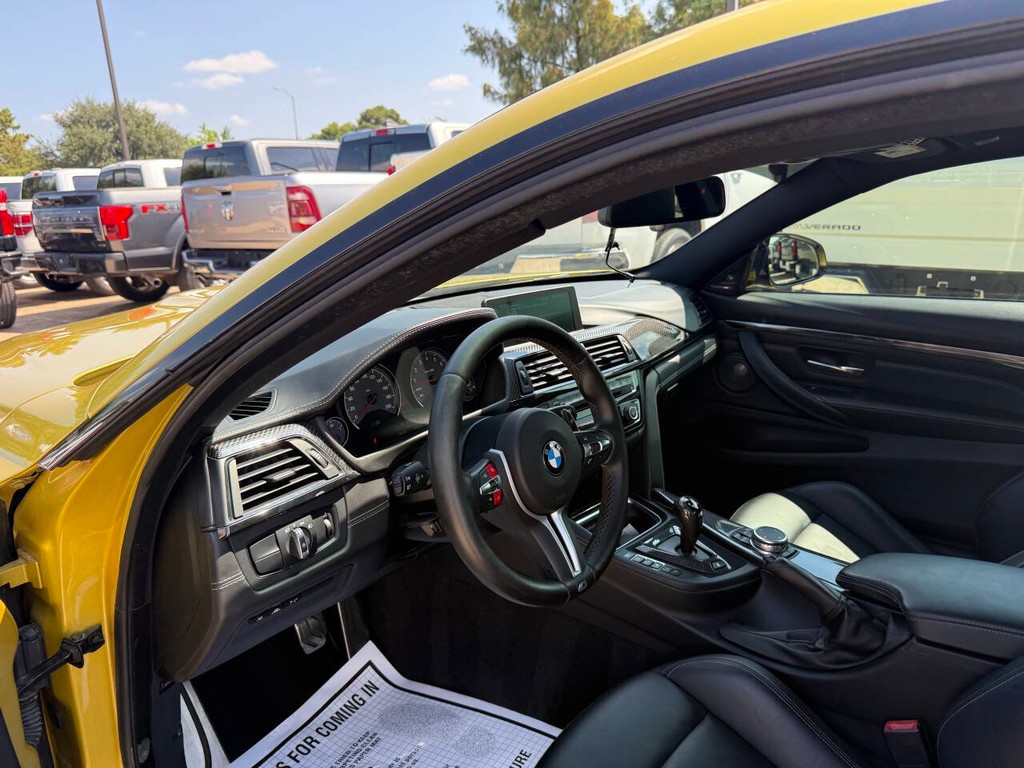 BMW M4 Vehicle Full-screen Gallery Image 06