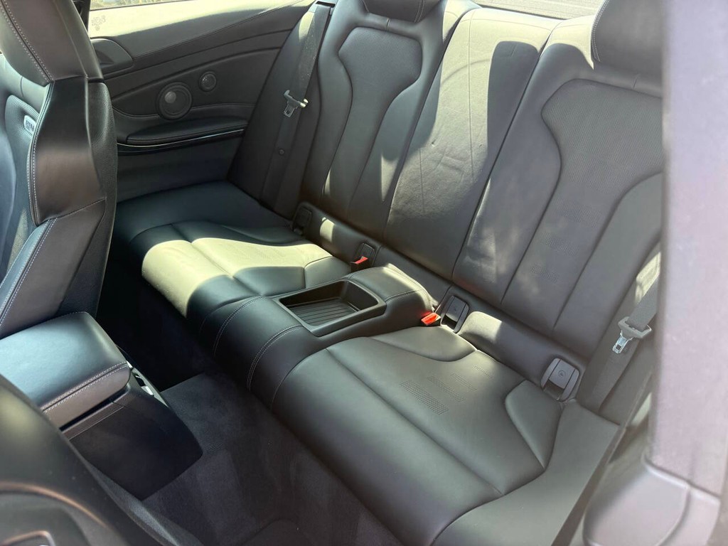 BMW M4 Vehicle Full-screen Gallery Image 08