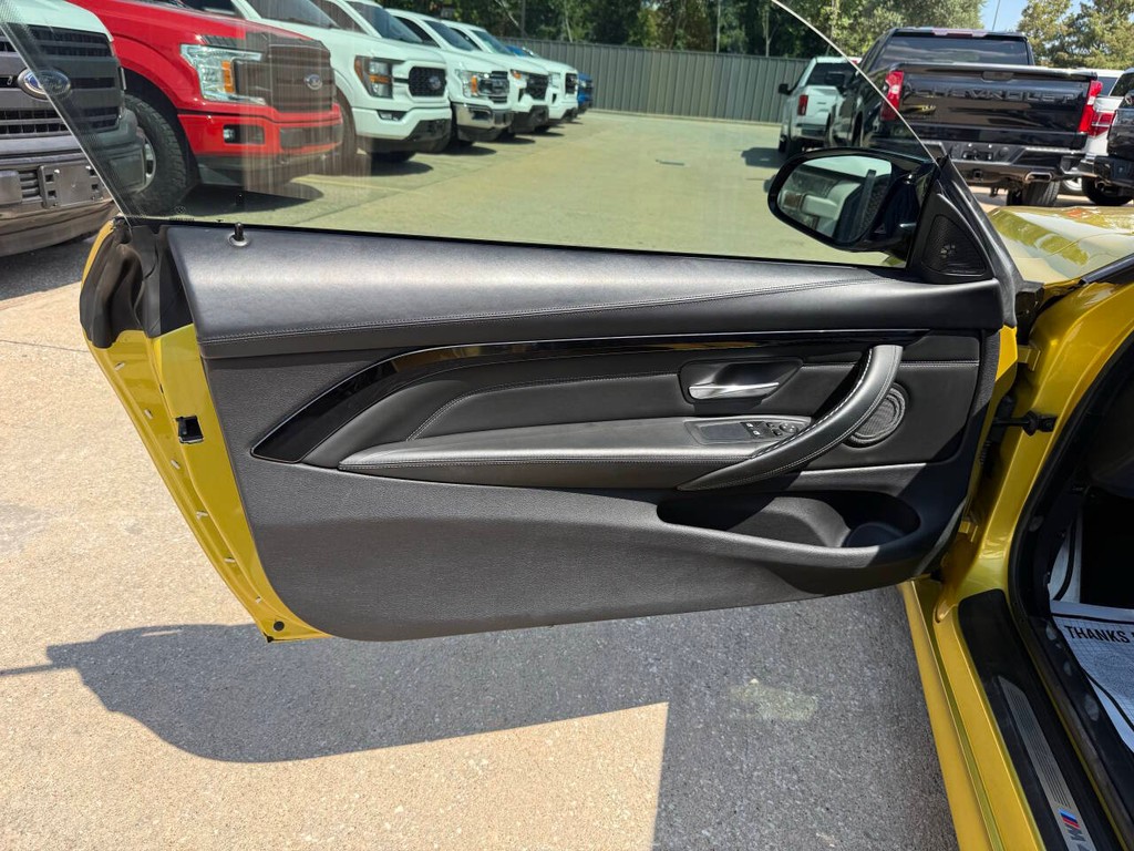 BMW M4 Vehicle Full-screen Gallery Image 09
