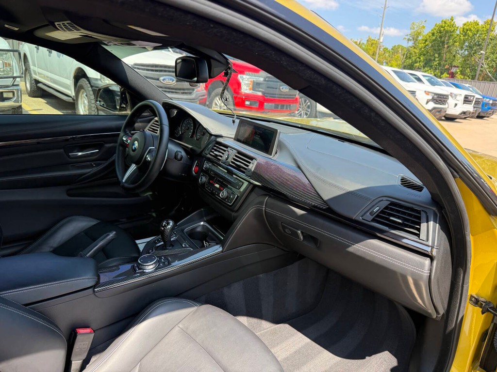 BMW M4 Vehicle Full-screen Gallery Image 10