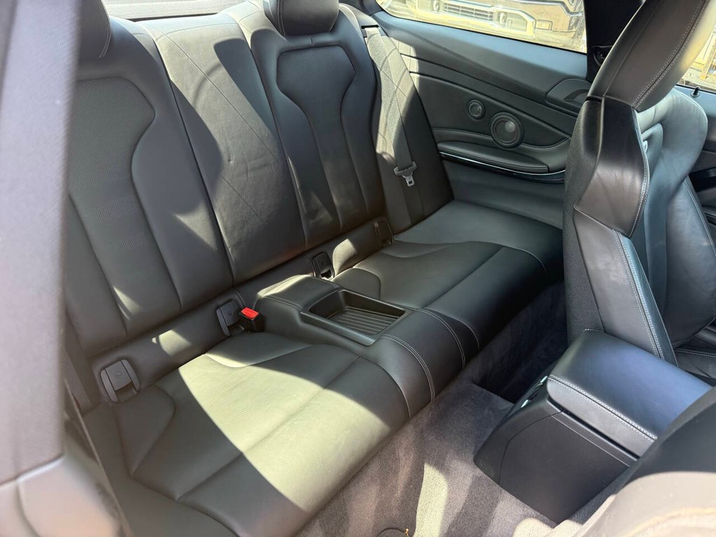 BMW M4 Vehicle Full-screen Gallery Image 11