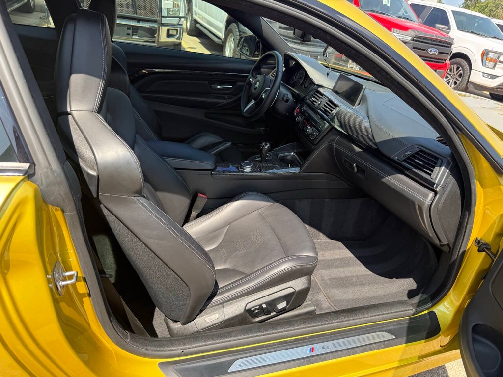 BMW M4 Vehicle Full-screen Gallery Image 12