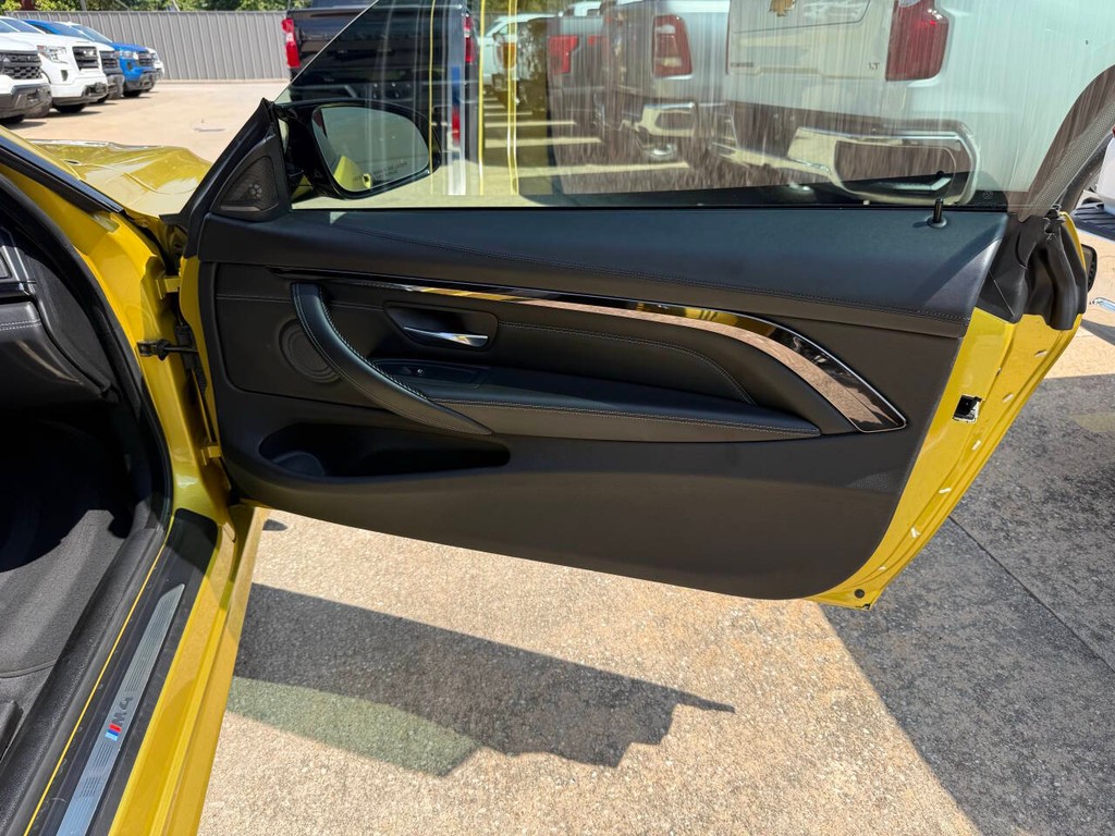 BMW M4 Vehicle Full-screen Gallery Image 13