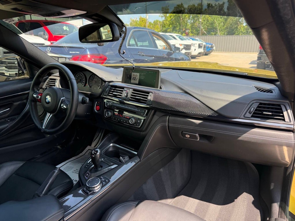 BMW M4 Vehicle Full-screen Gallery Image 14