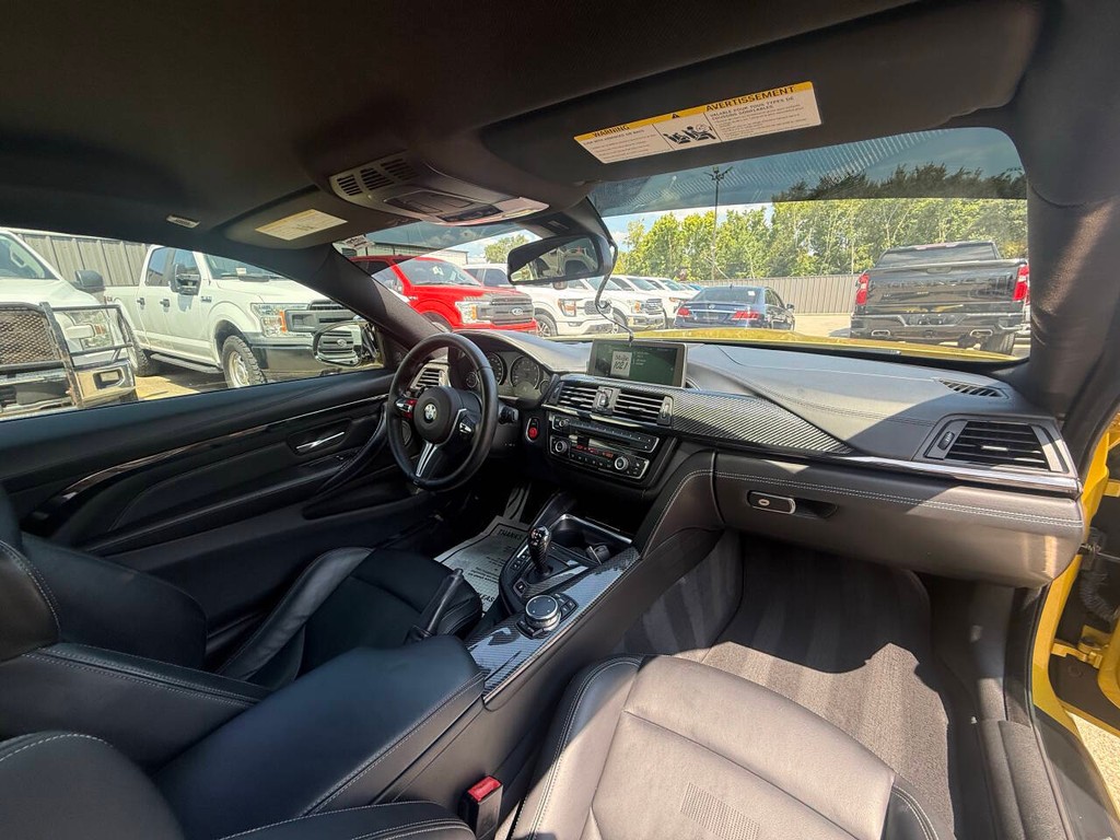 BMW M4 Vehicle Full-screen Gallery Image 15