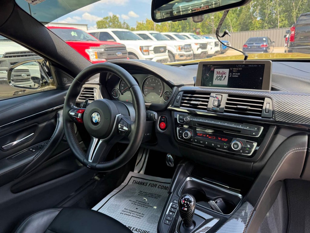 BMW M4 Vehicle Full-screen Gallery Image 16