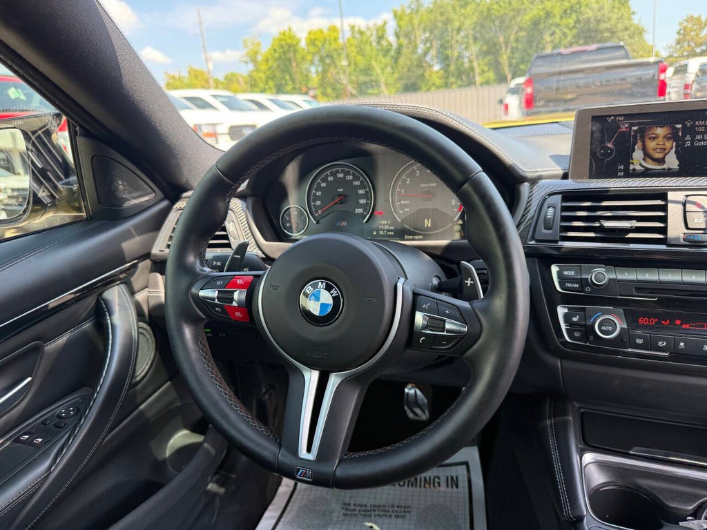 BMW M4 Vehicle Full-screen Gallery Image 17