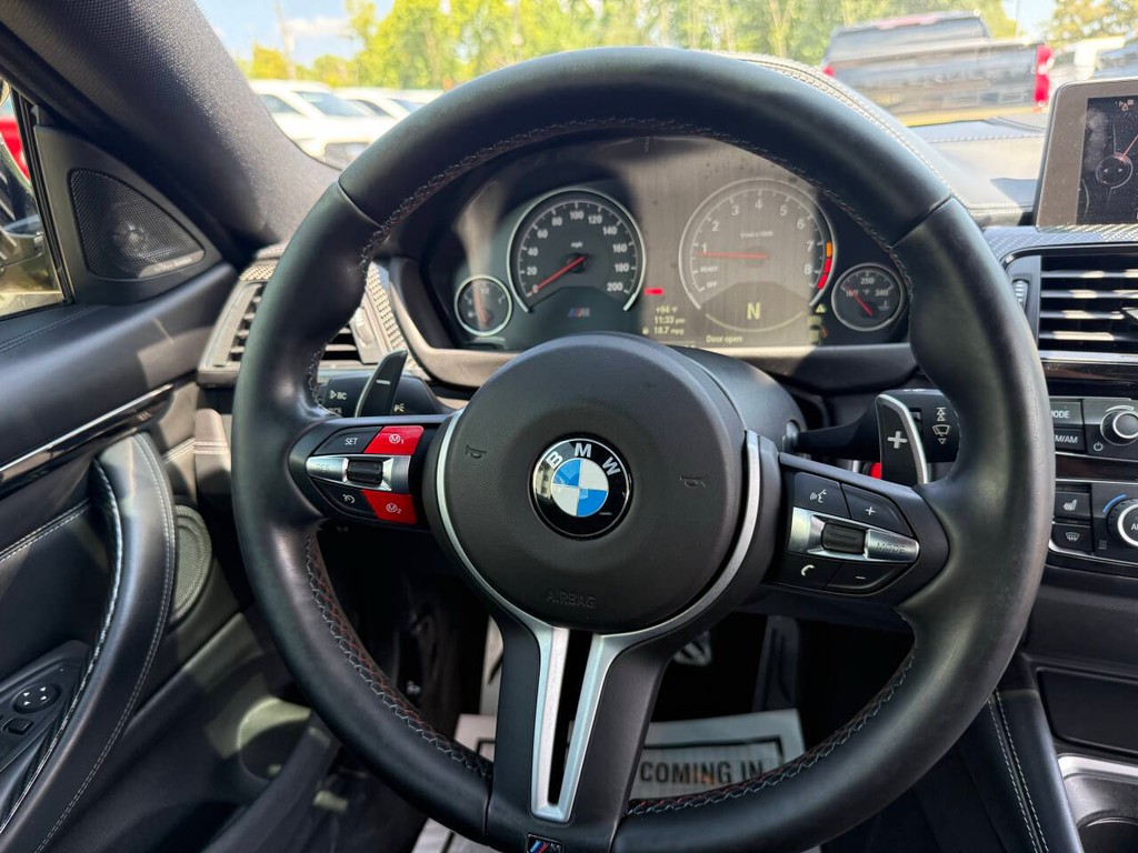 BMW M4 Vehicle Full-screen Gallery Image 18