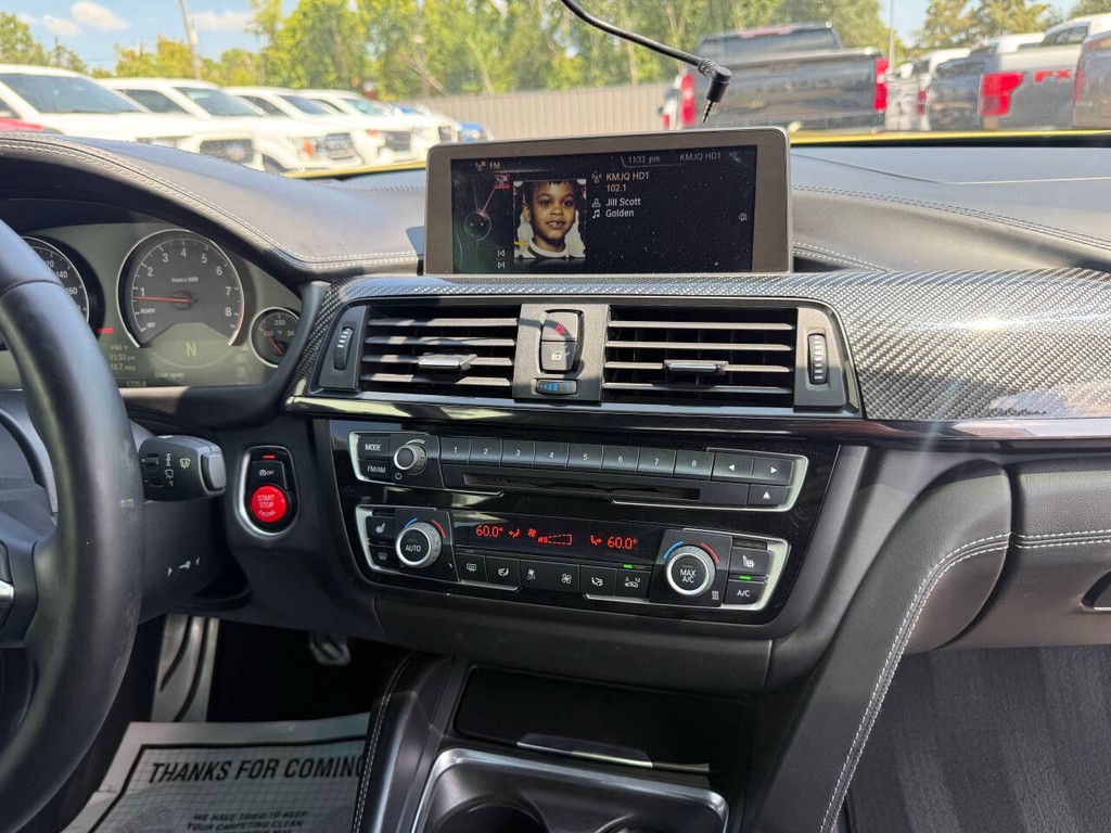 BMW M4 Vehicle Full-screen Gallery Image 19