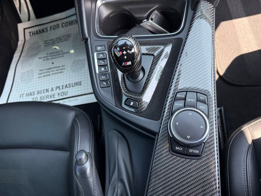 BMW M4 Vehicle Full-screen Gallery Image 23