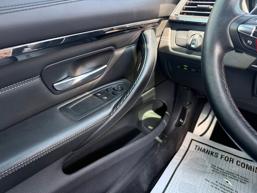 BMW M4 Vehicle Full-screen Gallery Image 24