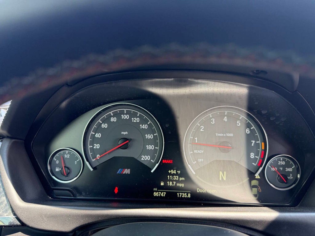 BMW M4 Vehicle Full-screen Gallery Image 26