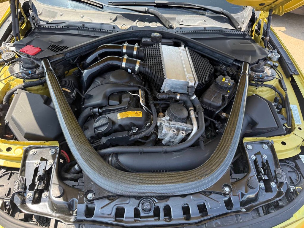 BMW M4 Vehicle Full-screen Gallery Image 28