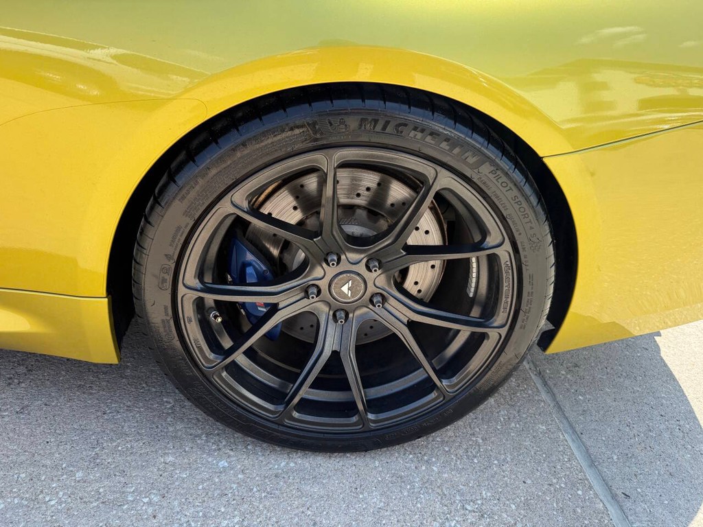 BMW M4 Vehicle Full-screen Gallery Image 29