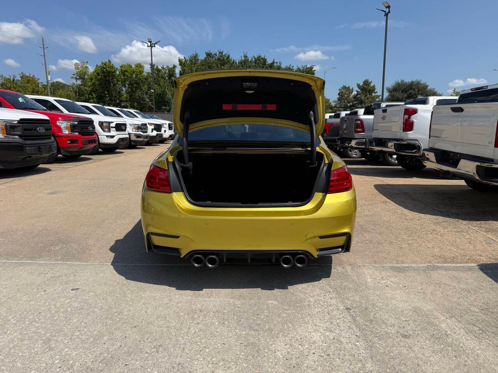 BMW M4 Vehicle Full-screen Gallery Image 30