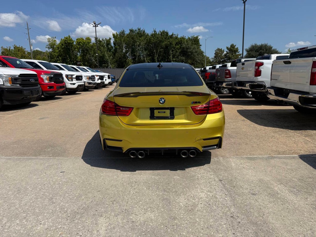 BMW M4 Vehicle Full-screen Gallery Image 31
