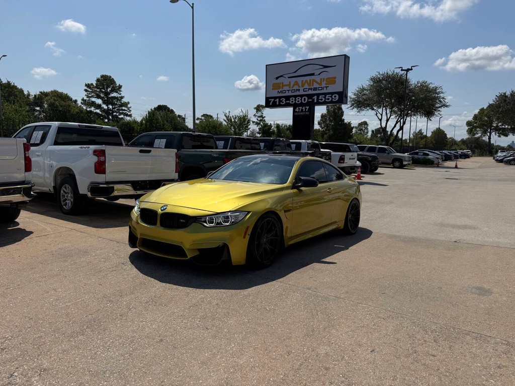BMW M4 Vehicle Full-screen Gallery Image 35