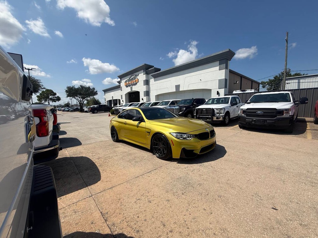 BMW M4 Vehicle Full-screen Gallery Image 36
