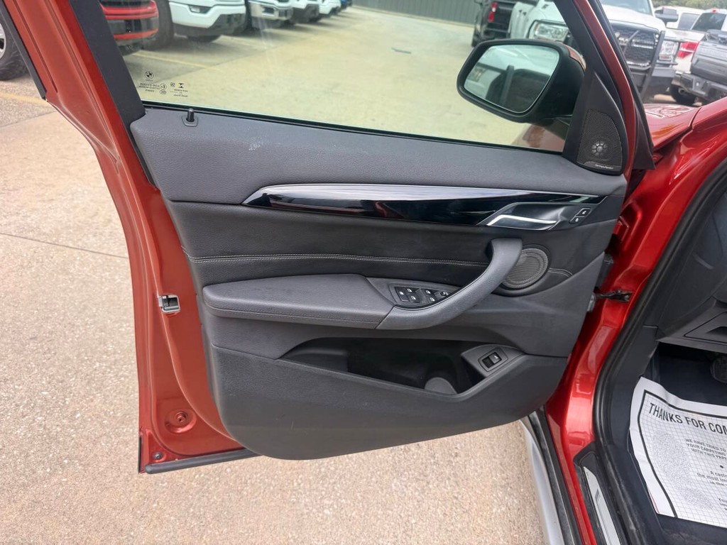 BMW X1 Vehicle Full-screen Gallery Image 08