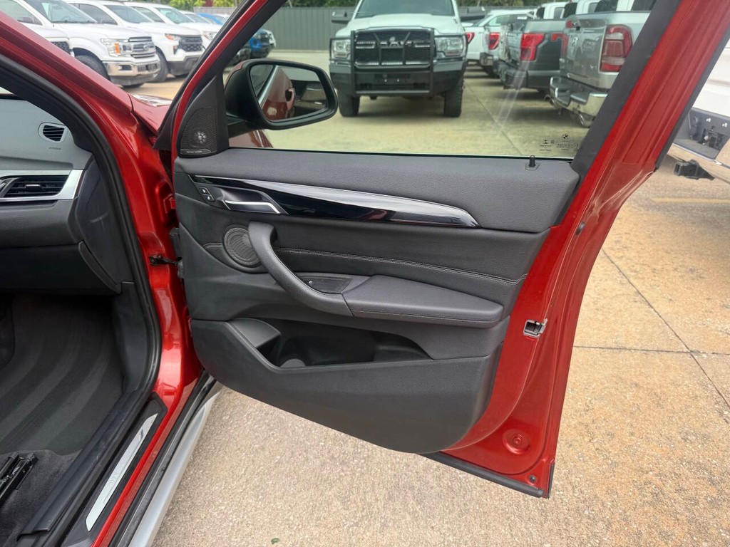BMW X1 Vehicle Full-screen Gallery Image 11