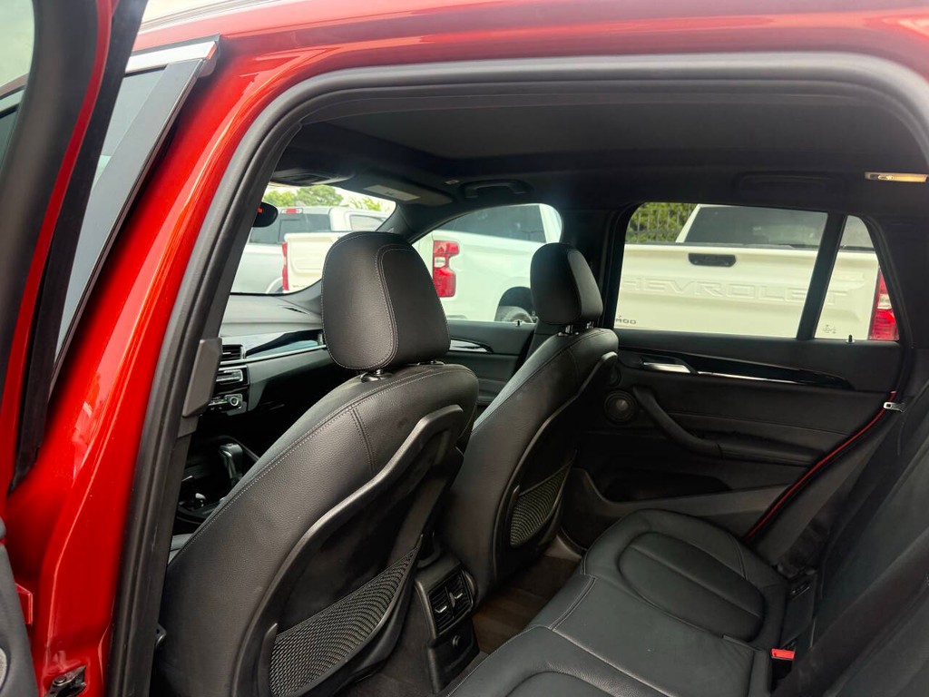 BMW X1 Vehicle Full-screen Gallery Image 12
