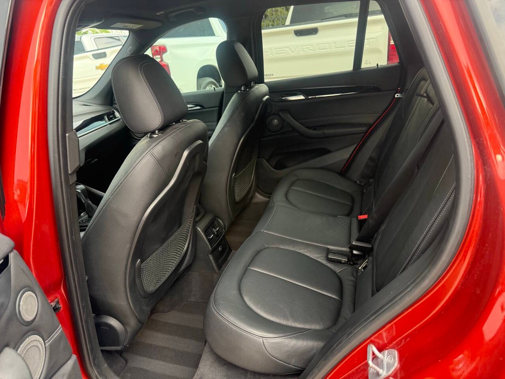 BMW X1 Vehicle Full-screen Gallery Image 13