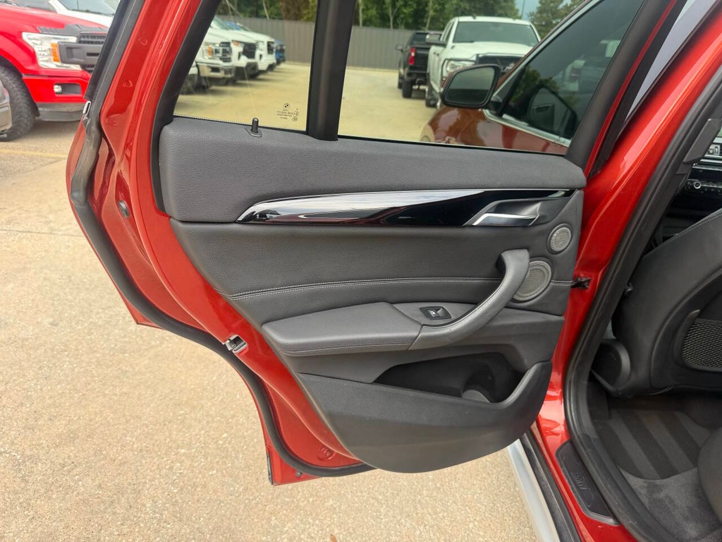 BMW X1 Vehicle Full-screen Gallery Image 14