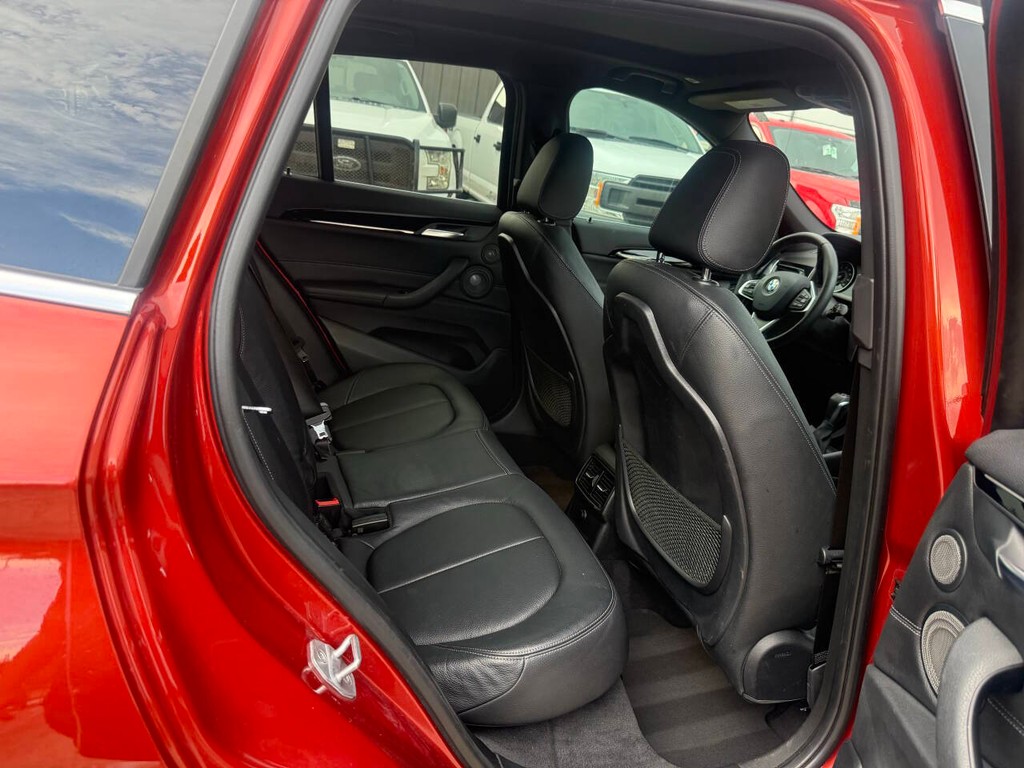 BMW X1 Vehicle Full-screen Gallery Image 15